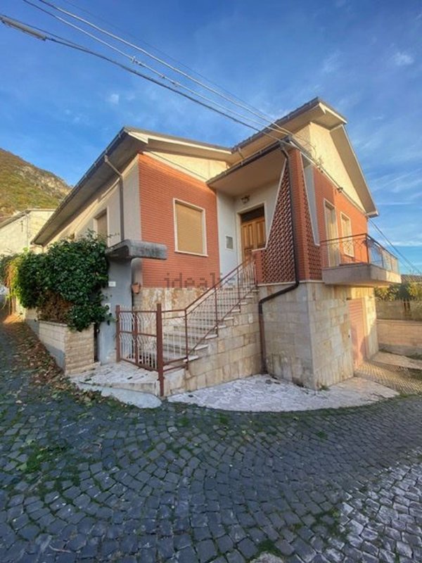 casa indipendente in vendita a Barete