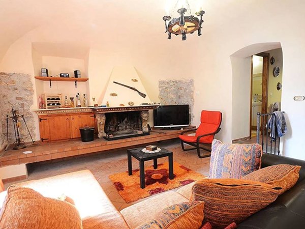 casa indipendente in vendita a Barete in zona Basanello