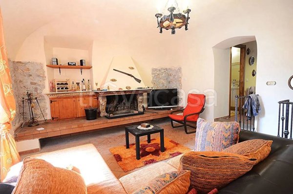 casa indipendente in vendita a Barete in zona San Sabino