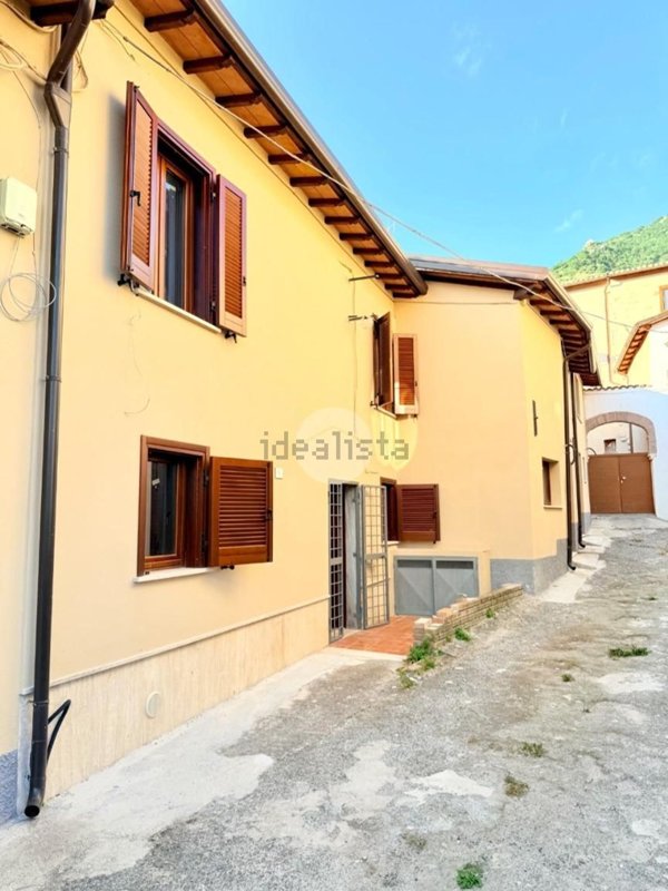 appartamento in vendita a Barete in zona Tarignano