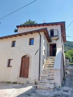casa indipendente in vendita a Barete in zona Tarignano