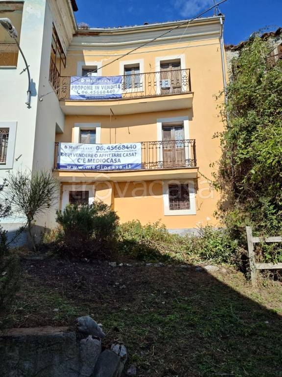 appartamento in vendita a Barete in zona Colli