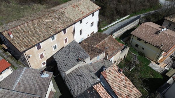 casa indipendente in vendita a Barete in zona Teora