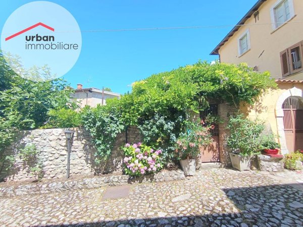 casa indipendente in vendita a Barete in zona Tarignano