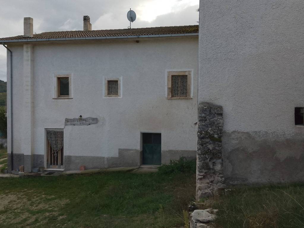 casa indipendente in vendita a Barete in zona Teora
