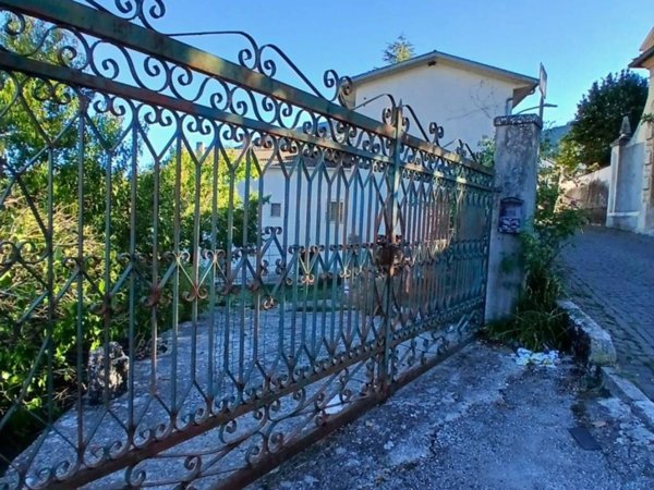 casa indipendente in vendita a Barete in zona Teora