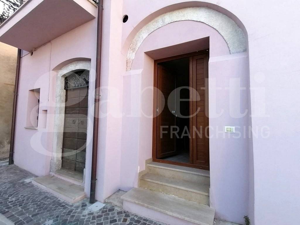 casa indipendente in vendita a Barisciano in zona Petogna