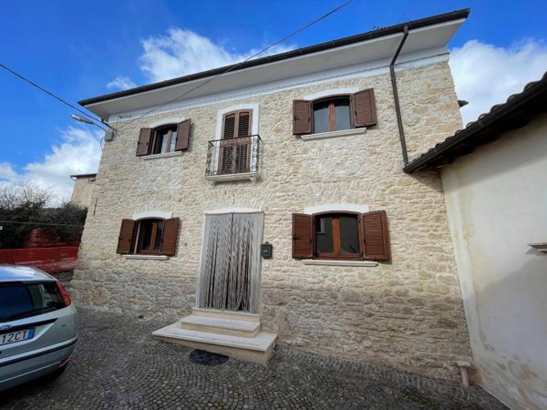 casa indipendente in vendita a Barisciano in zona Villa di Mezzo