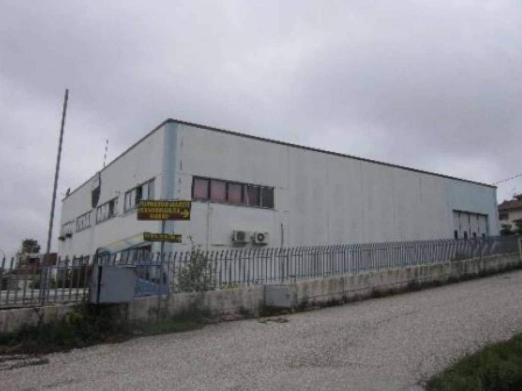 locale commerciale in vendita a Barisciano in zona San Martino