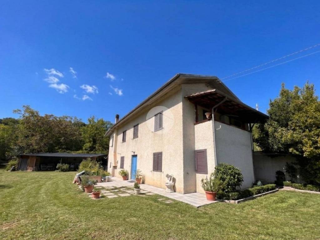 casa indipendente in vendita a Barisciano in zona Petogna