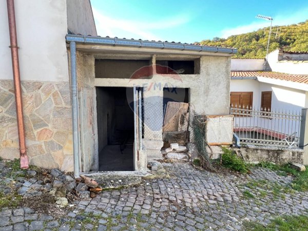 casa indipendente in vendita a Cagnano Amiterno in zona Fiugni
