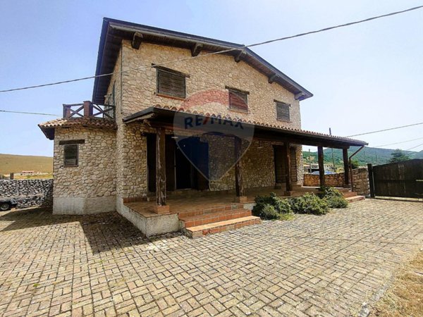 casa indipendente in vendita a Cagnano Amiterno