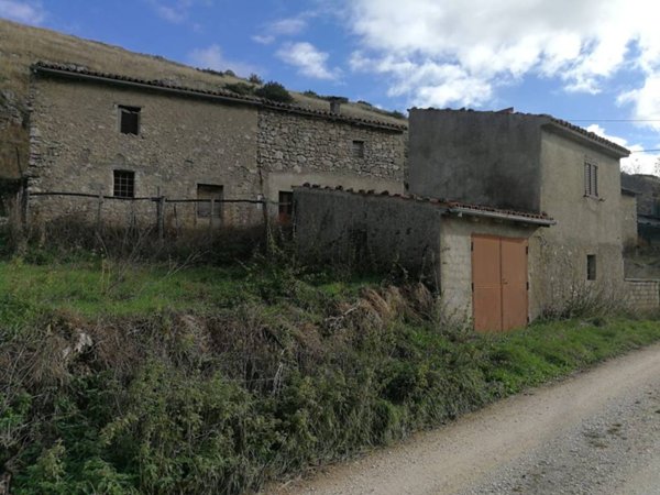 casa indipendente in vendita a Cagnano Amiterno