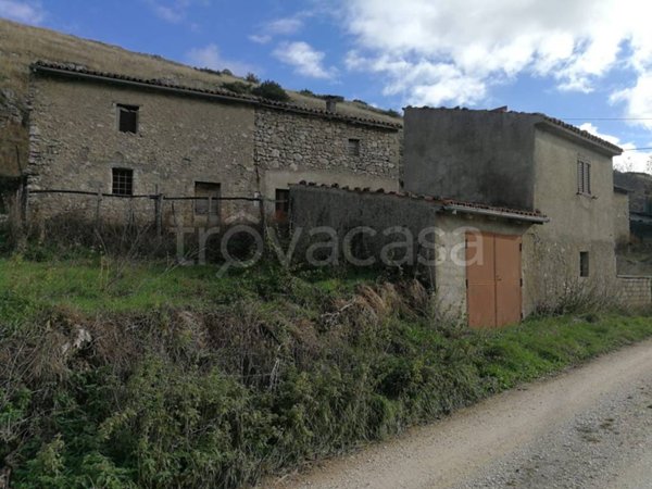 casa indipendente in vendita a Cagnano Amiterno