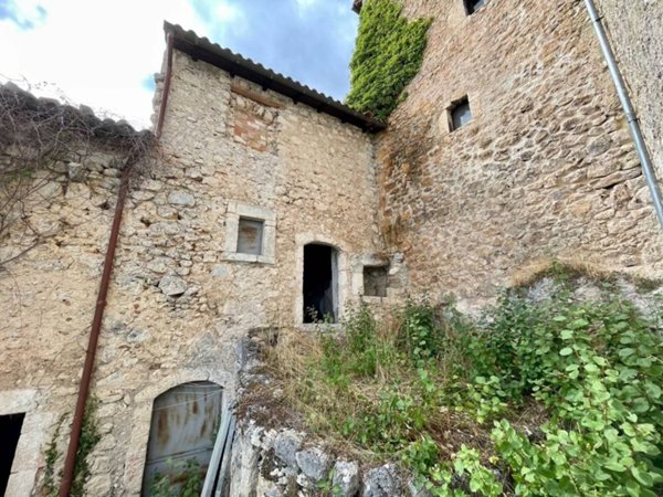 casa indipendente in vendita a Calascio