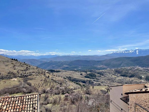 casa semindipendente in vendita a Calascio