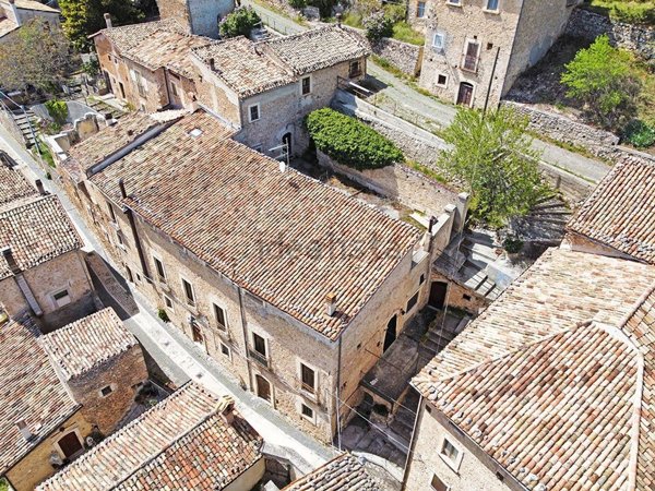 casa indipendente in vendita a Calascio