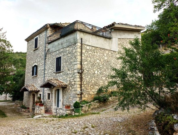 casa indipendente in vendita a Capestrano