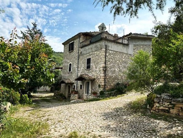 casa indipendente in vendita a Capestrano