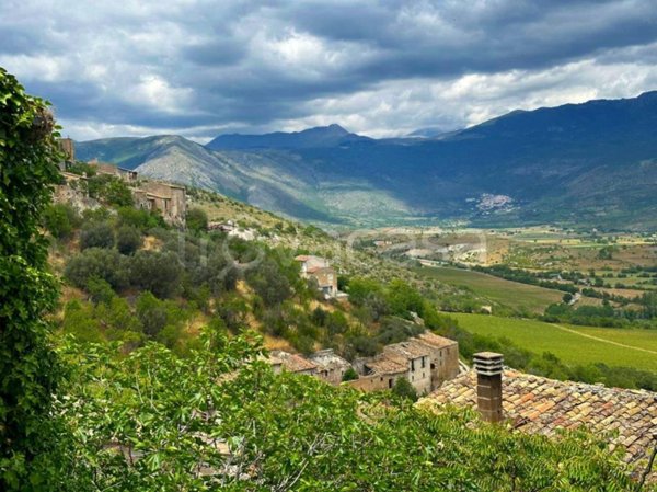 casa indipendente in vendita a Capestrano