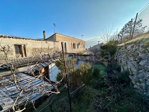 casa indipendente in vendita a Capestrano