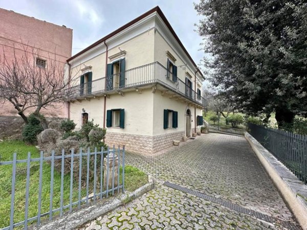 casa indipendente in vendita a Capestrano