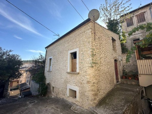 casa indipendente in vendita a Capestrano