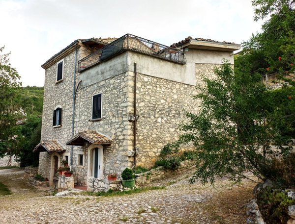 casa indipendente in vendita a Capestrano