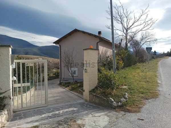 casa indipendente in vendita a Capestrano in zona San Pelagia