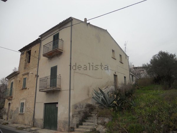 casa indipendente in vendita a Capestrano