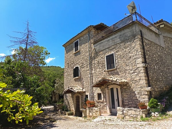 casa indipendente in vendita a Capestrano