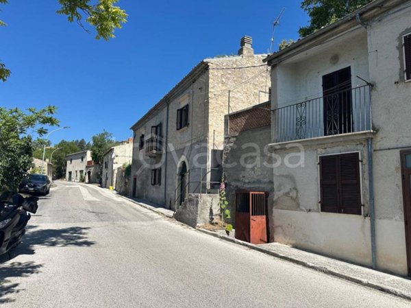 casa indipendente in vendita a Capestrano