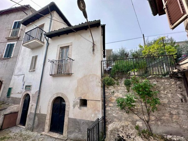 casa indipendente in vendita a Capestrano