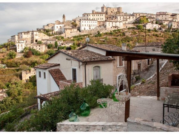 casa indipendente in vendita a Capestrano
