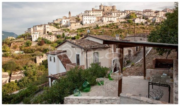 casa indipendente in vendita a Capestrano