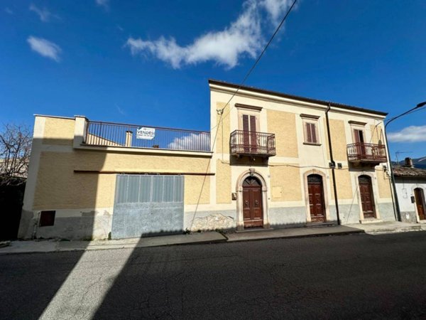 casa indipendente in vendita a Capestrano
