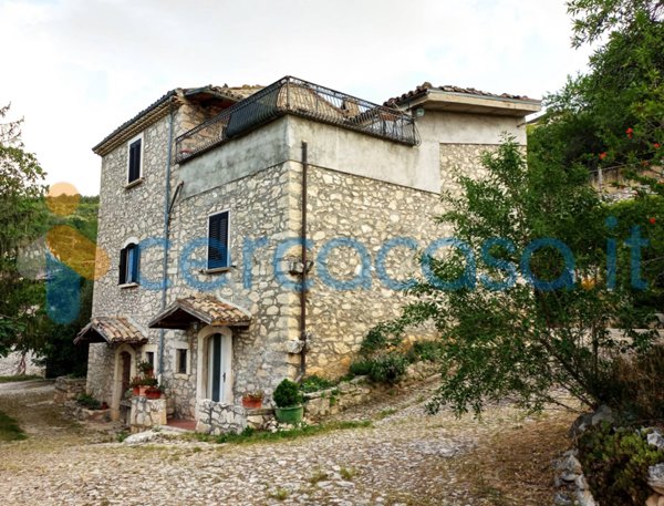 casa indipendente in vendita a Capestrano