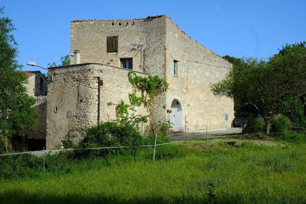 casa indipendente in vendita a Capestrano in zona Capodacqua