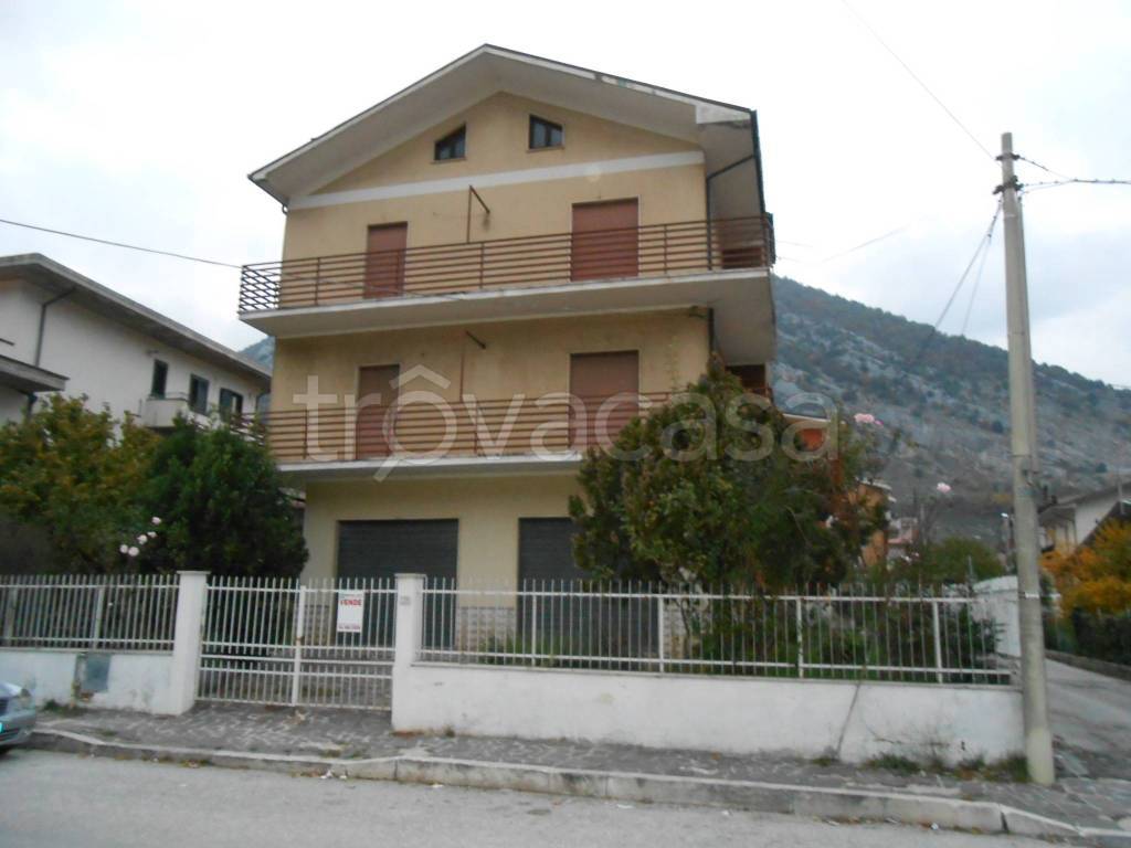 casa indipendente in vendita a Capistrello