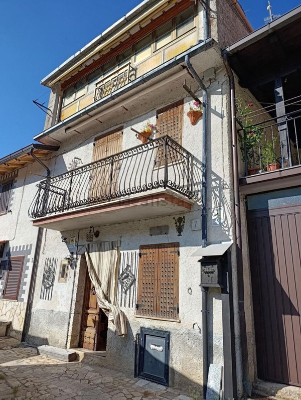 appartamento in vendita a Capistrello in zona Corcumello