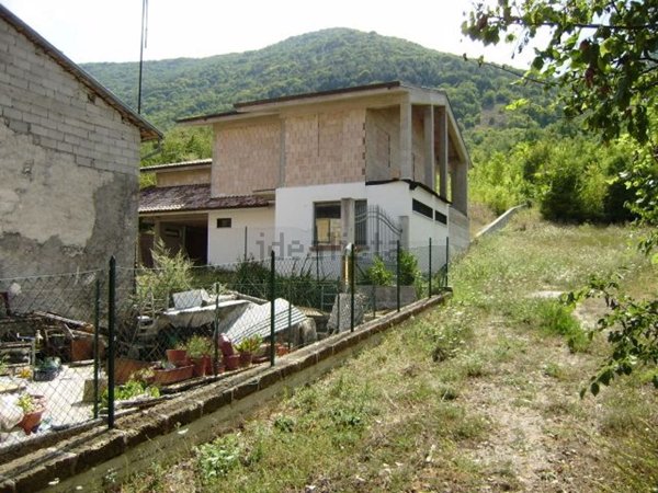 casa indipendente in vendita a Capistrello in zona Corcumello
