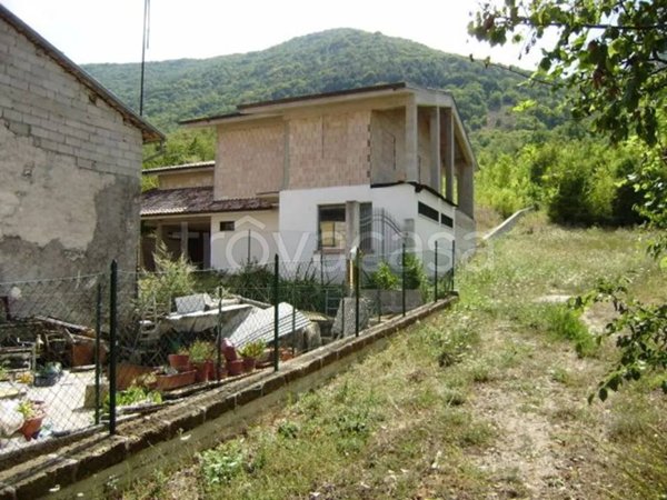 casa indipendente in vendita a Capistrello in zona Corcumello