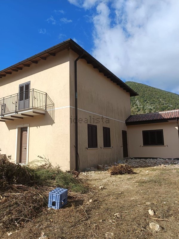 casa indipendente in vendita a Capistrello
