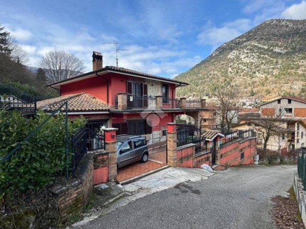 casa indipendente in vendita a Capistrello