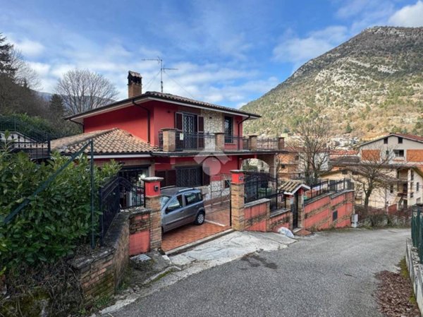 casa indipendente in vendita a Capistrello