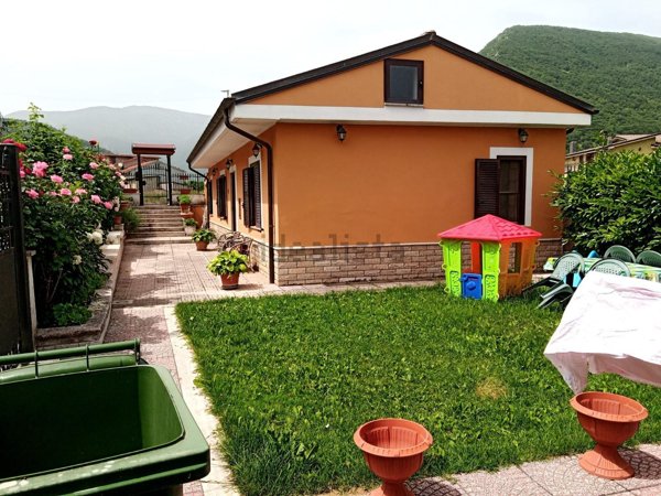 casa indipendente in vendita a Capistrello