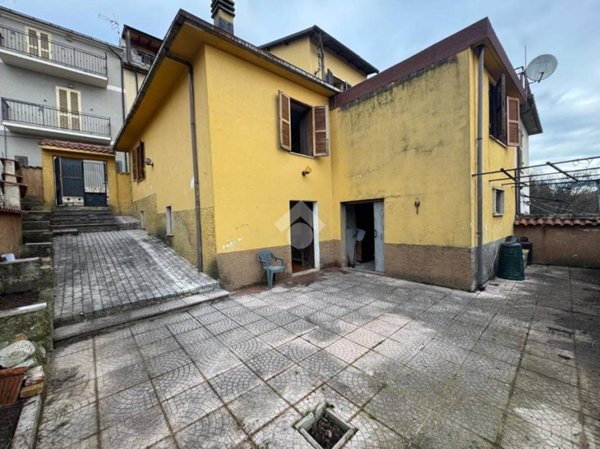 casa indipendente in vendita a Capistrello