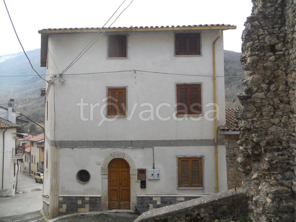 appartamento in vendita a Capistrello in zona Corcumello