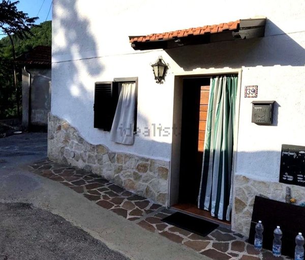 casa indipendente in vendita a Capistrello in zona Pescocanale