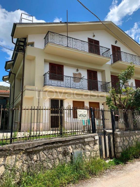 casa indipendente in vendita a Capitignano in zona Sivignano